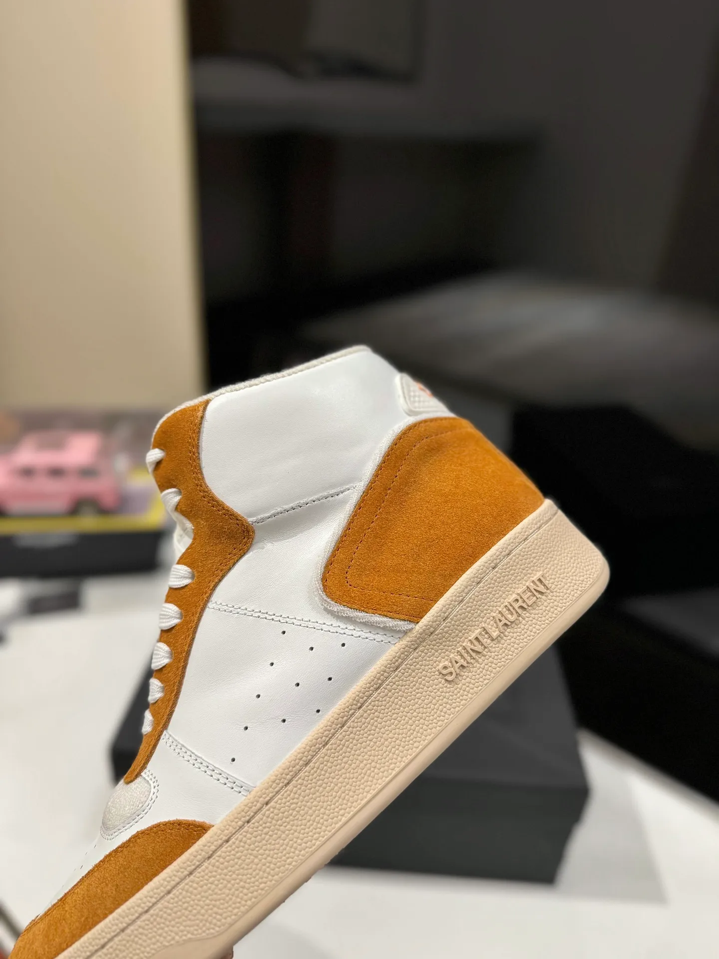 👟👟Ex-factory price 680👟👟 [High version for couples] YSL SAINT LAURENT Yves Saint Laurent SL61, the latest popular casual series in spring and summer...👍👍 Yves Saint Laurent SL61, original purchase, 1:1 replica, fresh blood injection and casual retro design, super good-looking and versatile, the upper is made of cowhide punching and splicing, the upper is super soft , lightweight and comfortable to match with sweatshirts, it is recommended to have one pair in each hand😁 ✅Fabric: Original customized cowhide ➕Punching process ➕Last process ✅Inner lining: Original towel lining ✅Feet: Original customized cowhide ✅Outsole: Original molded two-color bottom ✅Packaging: Original full set of packaging ✅Code number: 35-46 (Female 41.42. Male 38.45.46 Customized, non-returnable)
